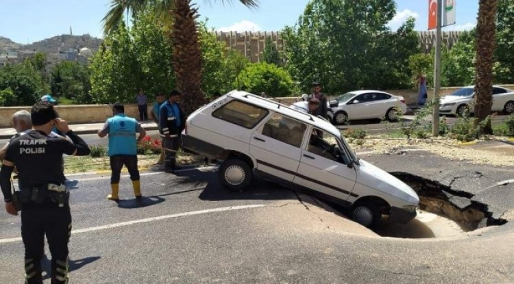 Urfa' da araç çöken yola düştü