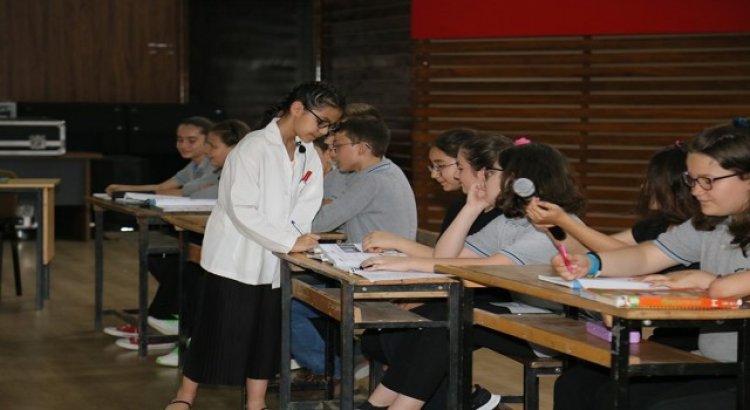 Remzi Molvalıoğlu Ortaokulu tiyatro ekibi sahne aldı