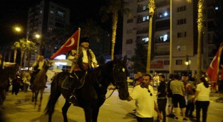 Kozan belediye başkanı at sırtında Kozan halkını selamladı