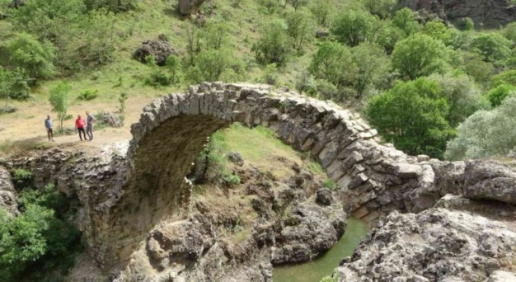 2 bin yıllık Taş Köprü yıllara meydan okuyor