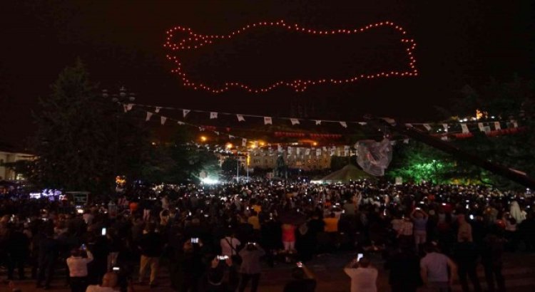 200 ışıklı dron kullanılarak yapılan gösteri hayran bıraktı