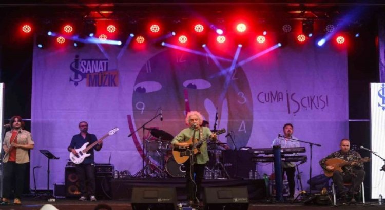 “Cuma İş Çıkışı” Ankara konserinde Yeni Türkü sahne aldı
