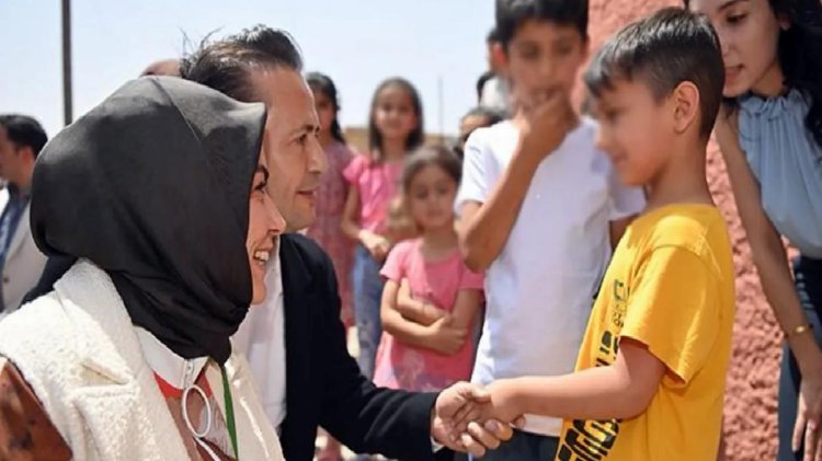 Esra öğretmenin sevinç gözyaşları! Yaptığı çağrı karşılık buldu, onlarca öğrencinin yüzü güldü