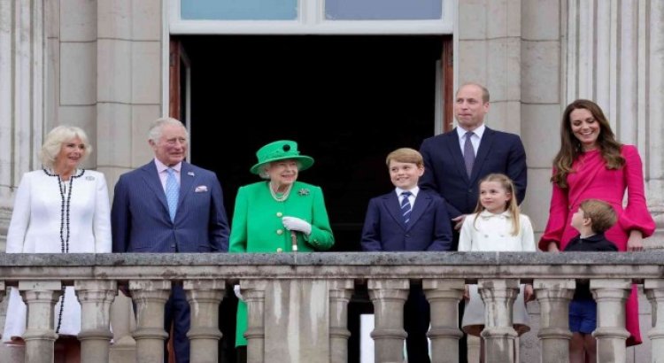 Kraliçe II. Elizabethin hologramı halkı selamladı