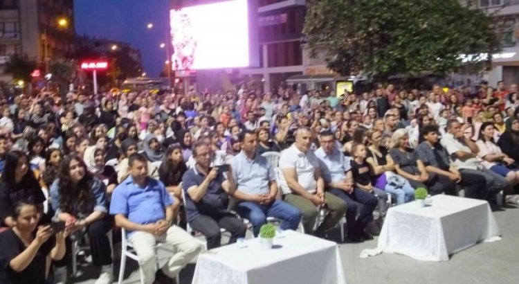 Burhaniyede Halk Oyunları ve Dans Gecesi coşkusu