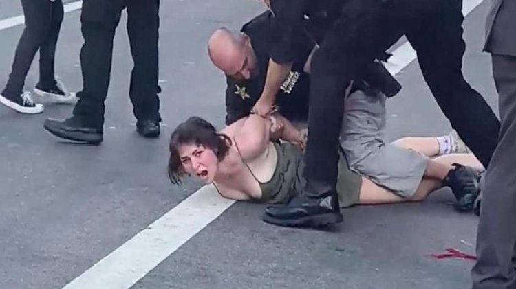 ABD Başkanı Biden’ı protesto eden kadına polisten çok sert müdahale! Yerlerde sürüklediler