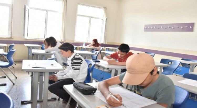 “Karatay Okuyor Projesi”ne katılan öğrenciler sınavda ter döktü