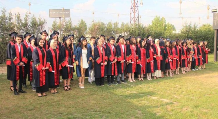 Kütahya Final Akademi Anadolu Lisesinde mezuniyet sevinci
