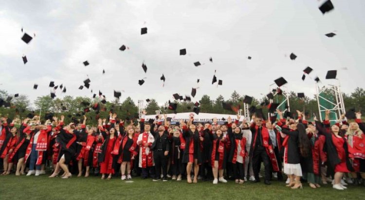 5 bin 756 üniversiteli mezuniyet sevinci yaşadı