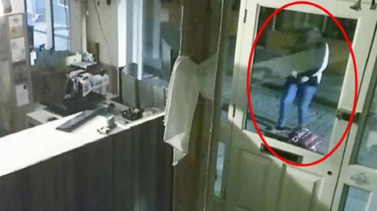 Genç kadın pantolonunu indirip dükkanın önüne tuvaletini yaptı! Güvenlik kayıtlarında ortaya çıktı