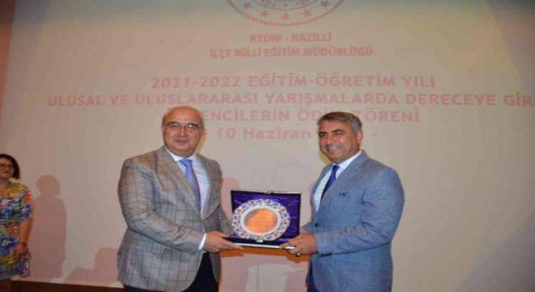 Kaymakam Arısoydan müdür Şimşeke anlamlı plaket