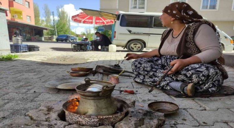 Kalaycılığı yaşatmak için Türkiyeyi dolaşıyor