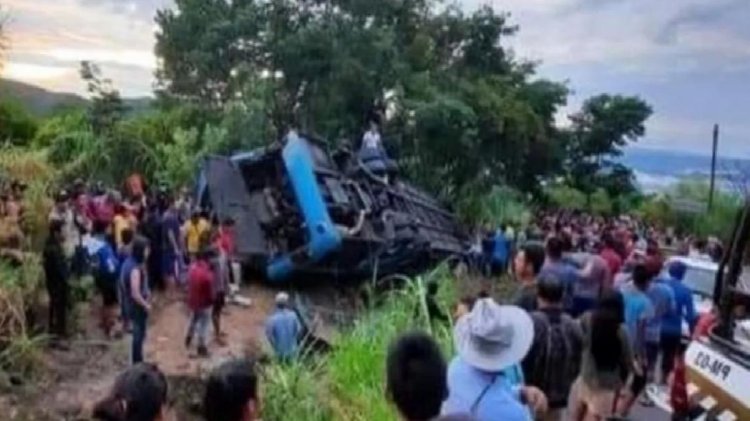 Meksika’da yolcu otobüsü devrildi: 9 ölü, 28 yaralı