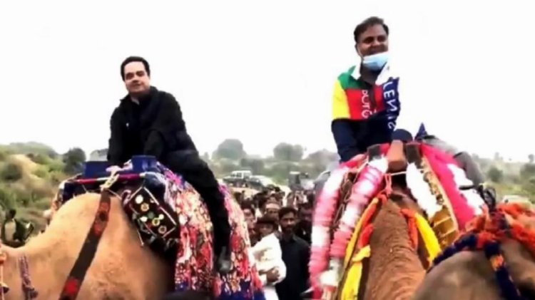 Pakistan’da eski bakan, akaryakıt zamlarını deveye binerek protesto etti