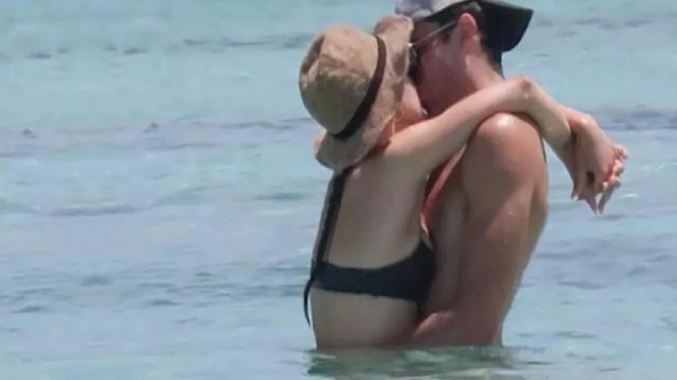 İtalyan şarkıcı Eros Ramazzotti’nin kızı, denizde sevgilisiyle öpüşürken görüntülendi