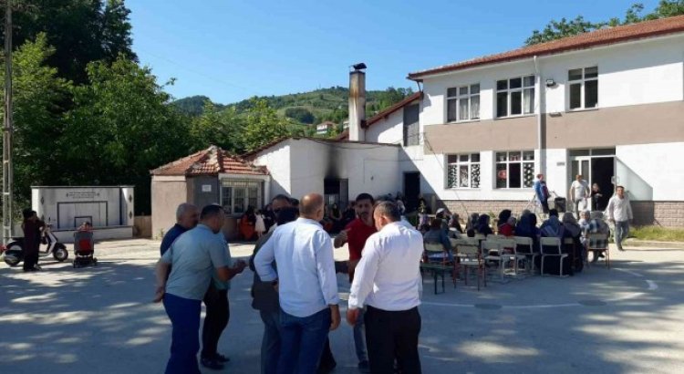 Sinopta okulun kapatılmasına vatandaşlardan tepki