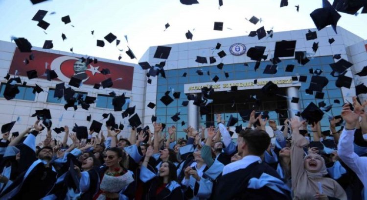 Aydın MYOda öğrencilerin mezuniyet sevinci