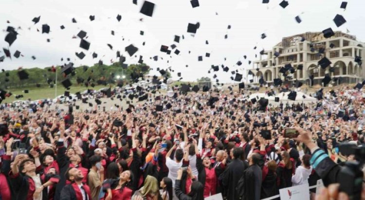 Yalova Üniversitesinde 3 bin öğrenci mezuniyet coşkusu yaşadı