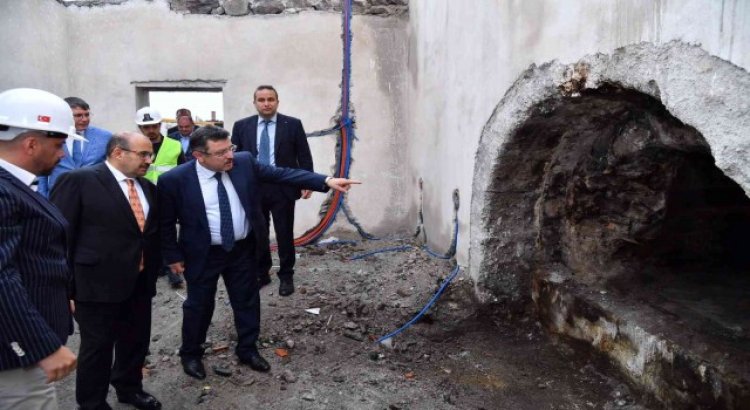 Başkan Genç, Vali Ustaoğluna Hasanpaşa Hamamındaki restorasyon çalışmalarını anlattı