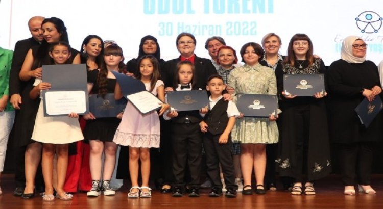 Yusuf Çınar, şiir yarışmasında Türkiye 3üncüsü oldu