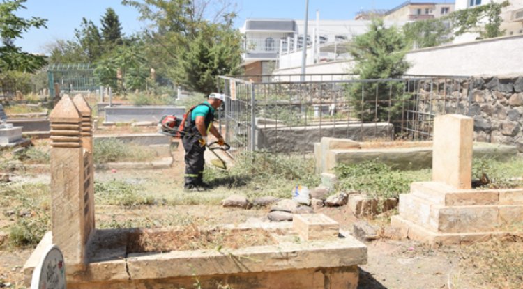 Viranşehir Belediyesinden Mezarlıklarda Bayram Temizliği
