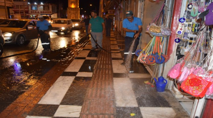 Viranşehir’de Bayram Öncesi Caddeler Tazyikli Suyla Yıkanıyor
