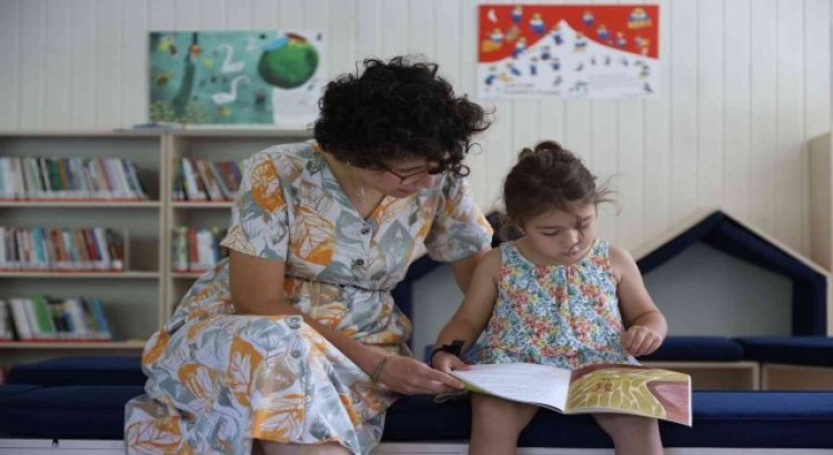 Kadıköyde 4 yaşındaki kitapseverin kütüphane kartı mutluluğu