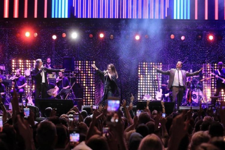 90’lı yılların efsane grubu İzel-Çelik-Ercan’dan 31 yıl aradan sonra ilk konser! İnsanlar sel olup aktı