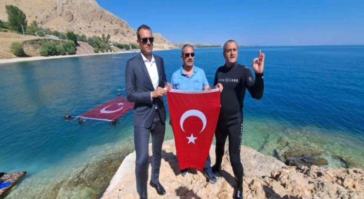 Van Gölünde dev Türk bayrağı açıldı