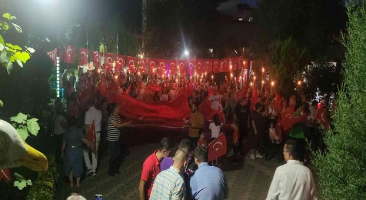 Binlerce kişi ellerindeki Türk bayraklarıyla yürüdü
