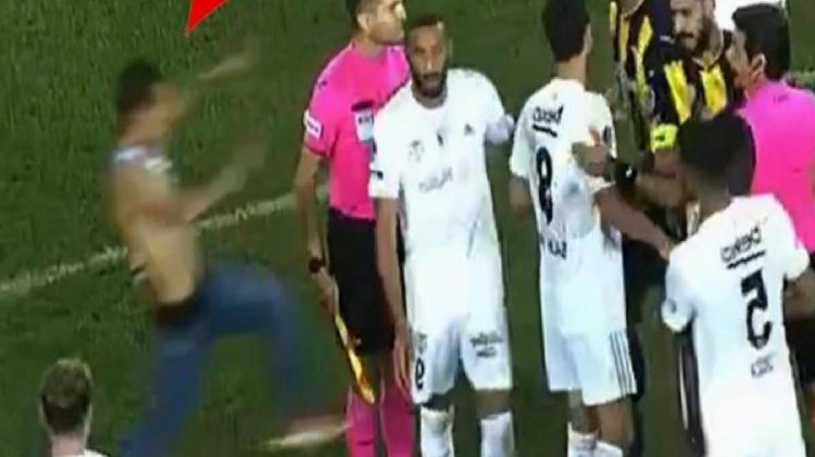 Ankara’da maç sonu ortalık karıştı! Sahaya giren taraftar, Beşiktaşlı yıldıza uçan tekme attı