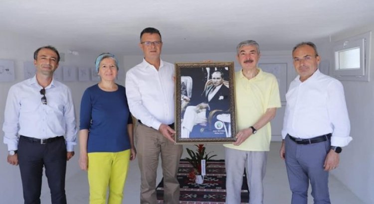 Başkan Öküzcüoğlu, Sarıgöllü karikatüristin sergini gezdi