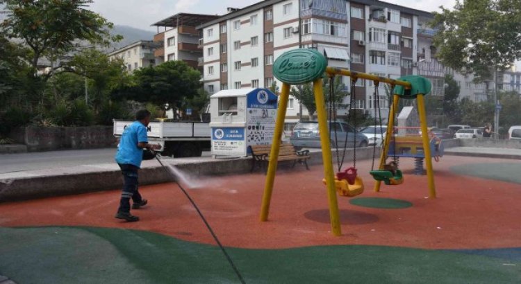 Yunusemre Belediyesinden çocuk parklarında temizlik