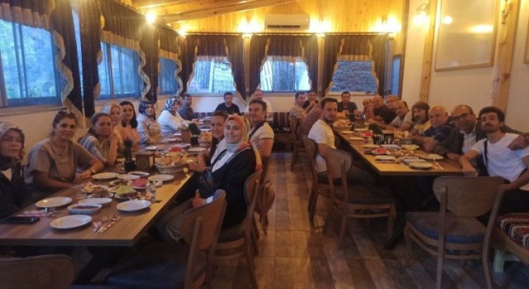 Osmancıkta okul müdüründen öğretmenlere yemekli kutlama