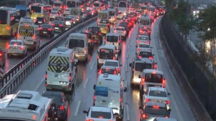 Okullar açıldı, yağmur başladı! İstanbul’da trafik ve toplu ulaşımda yoğunluk yaşanıyor