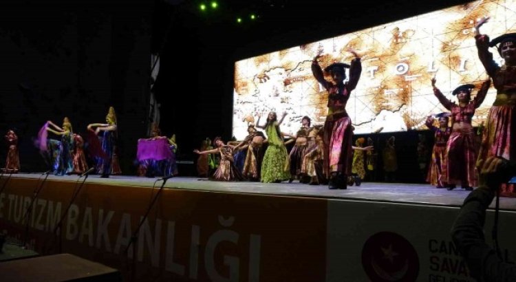 Bakan Ersoy, Anadolu Ateşi Dans Grubunun Troya gösterisini izledi
