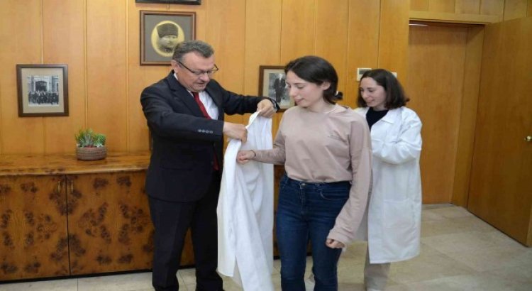 Uludağ Üniversitesi Tıp Fakültesini kazanan ikizlere Rektörden doğum günü sürprizi