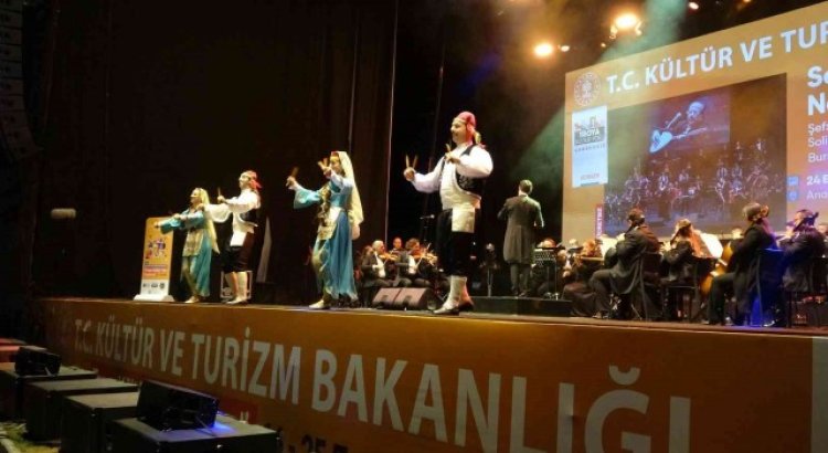 Bakan Ersoy, ‘Senfoni ile Nejat Ertaş Türküleri konserine katıldı