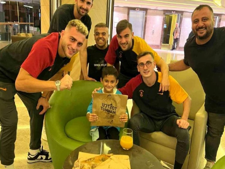 Protez bacaklarına kavuşan Muhammet, Galatasaraylı futbolcularla bir araya geldi