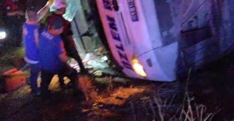 Şanlıurfa&#039;da yolcu otobüsü devrildi, çok sayıda yaralı