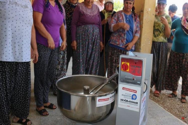 Kadınların hamur yoğurma makinesi sevinci