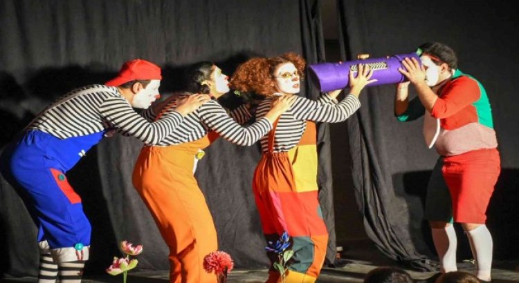 Tarsus Şehir Tiyatrosu Neden adlı çocuk oyununu sahneledi