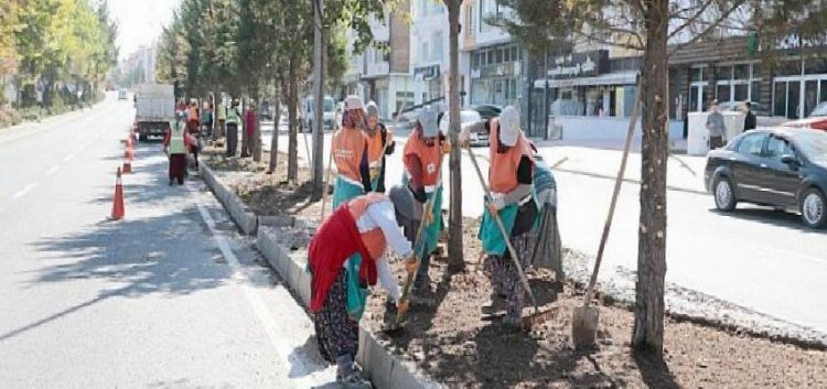 Nevşehir Belediye Ekiplerinden Refüj ve Kavşaklarda Bitkilendirme ve Bakım Çalışması