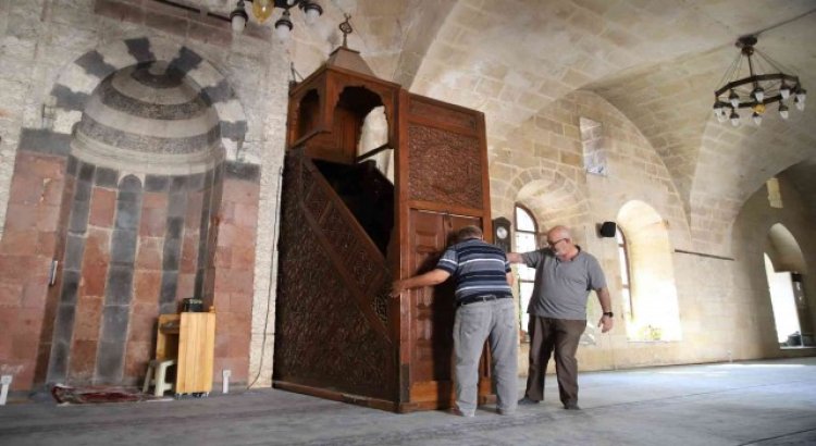 Dünyada ilk: 7 asırlık camide raylı minber