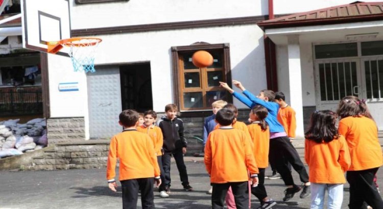 Rizede okulların basket potalarını meslek lisesi öğrencileri yapıyor