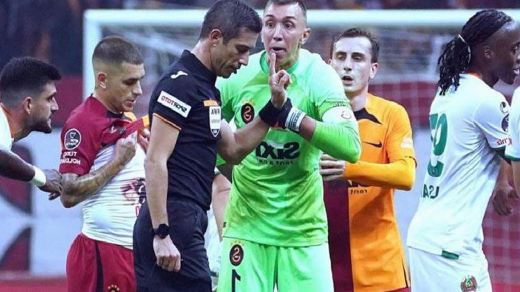 Hakem Ali Palabıyık’a bilenen Galatasaray tribünlerinden olay Ali Koç tezahüratı