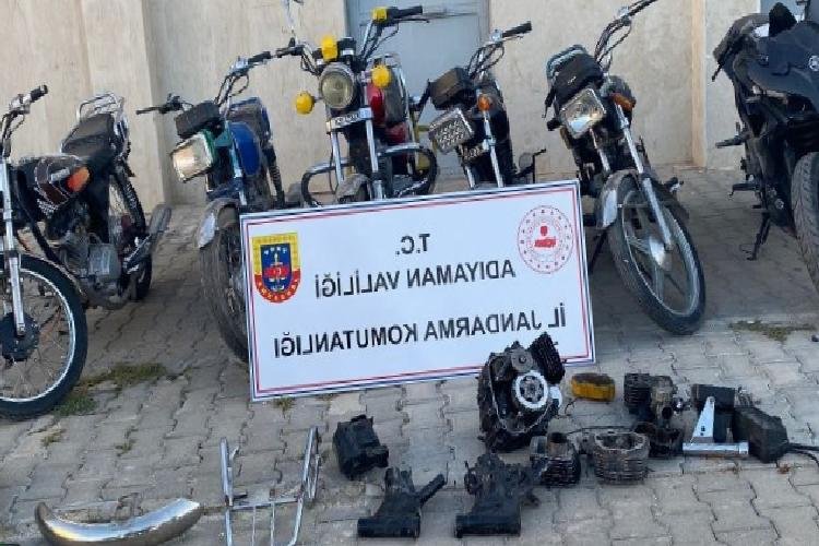 Adıyaman’da çaldıkları motosikletlerle yakalandılar