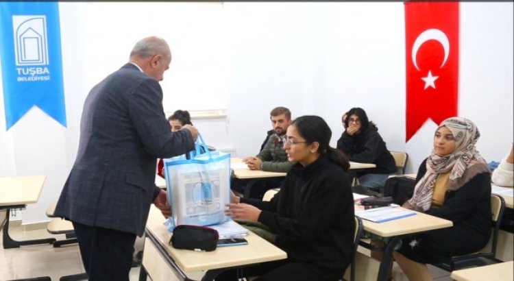Başkan Akmandan üniversite sınavına hazırlanan öğrencilere kitap desteği
