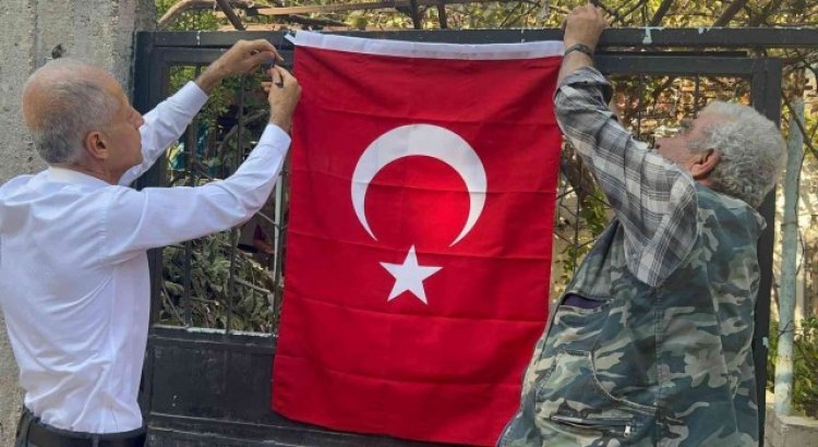 Hatayda okul müdürü 100 Türk bayrağı dağıttı