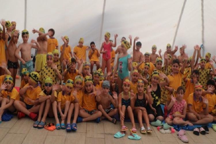 İzmit’te Cumhuriyet Bayramı yüzme yarışları büyük heyecana sahne oldu